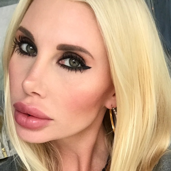 Meet your Posher, Stephanie - Picture 1 of 7